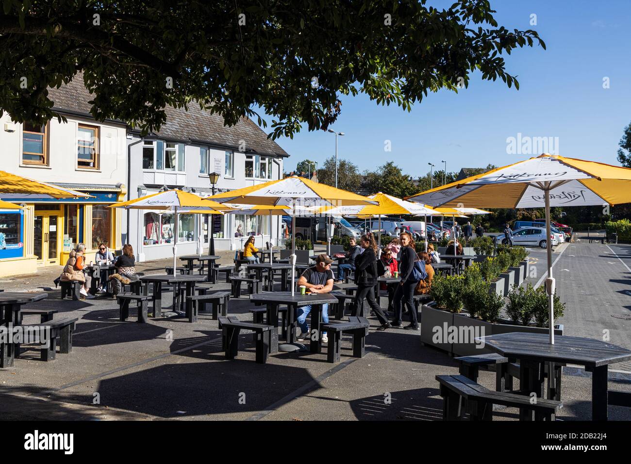 Market Yard cafés fuera de la zona de estar en un soleado día de verano, Kilkenny, Condado de Kilkenny, Irlanda Foto de stock