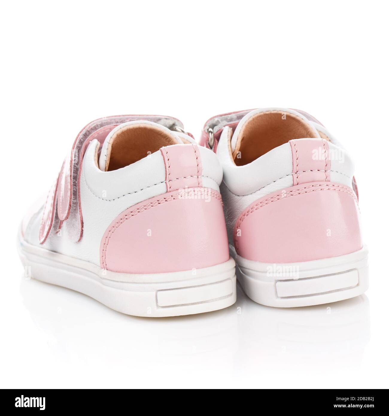 Zapatillas de lona blancas con color rosa para chicas sobre fondo blanco.  Foto para publicidad de zapatos. Vista trasera Fotografía de stock - Alamy