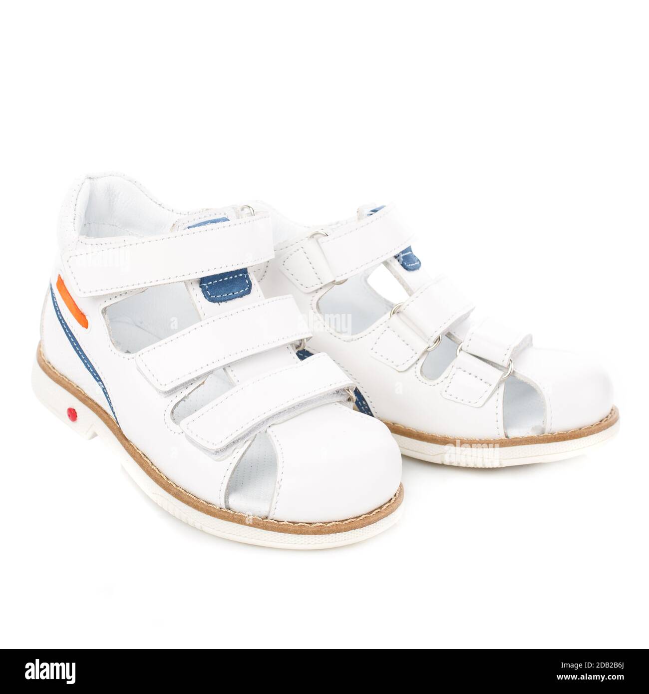 Sandalias blancas para niños sobre fondo blanco. Foto para publicidad de  zapatos Fotografía de stock - Alamy