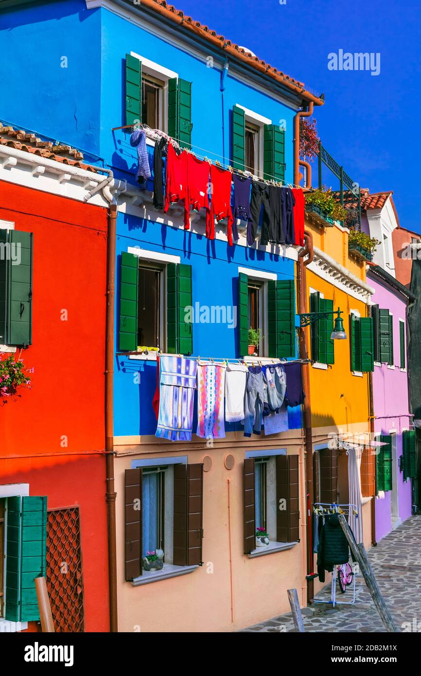 Coloridas casas brillantes de la tradicional aldea de pescadores Burano cerca de Venecia. Atracción turística popular. Italia Foto de stock