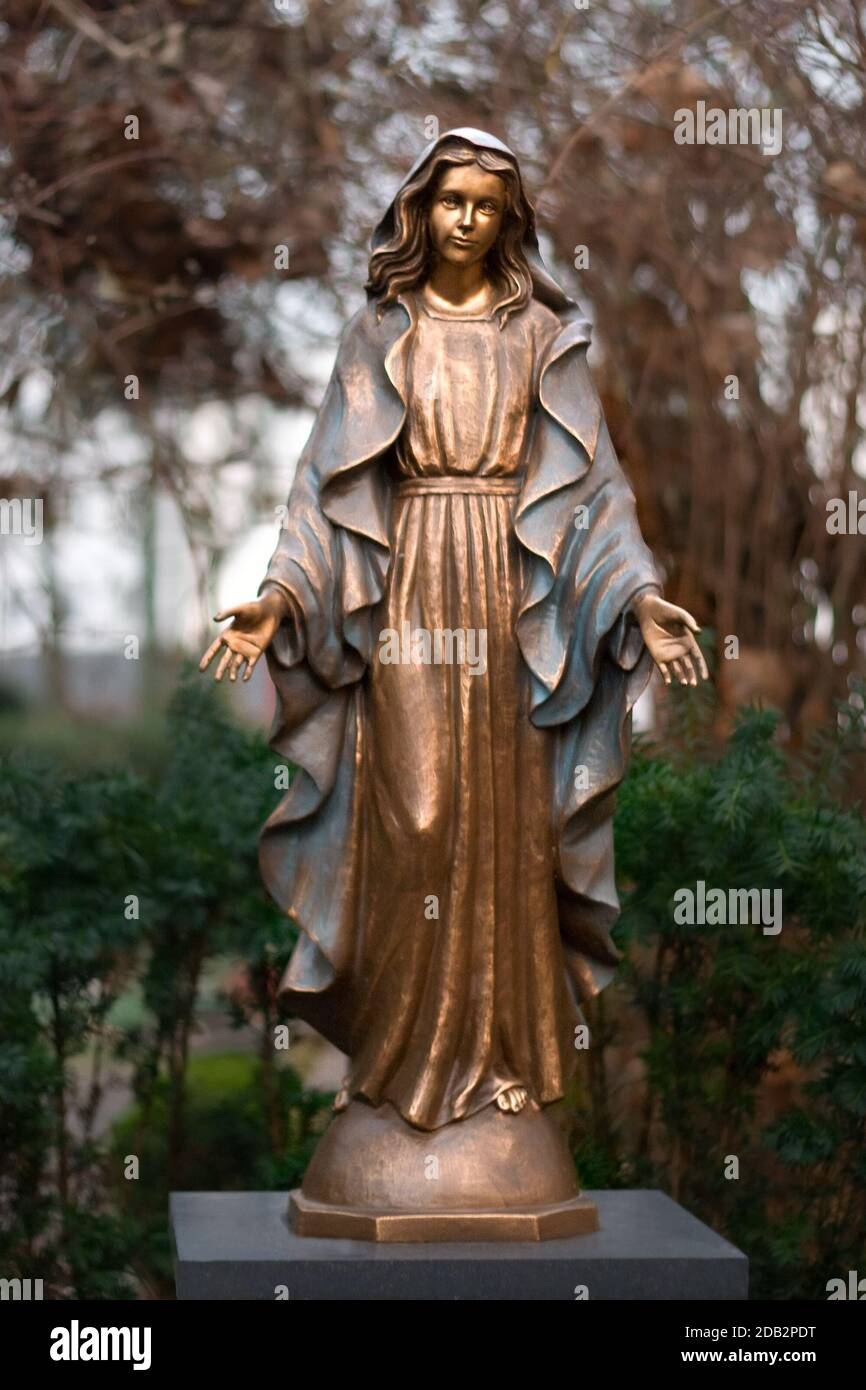 La estatua de la virgen María