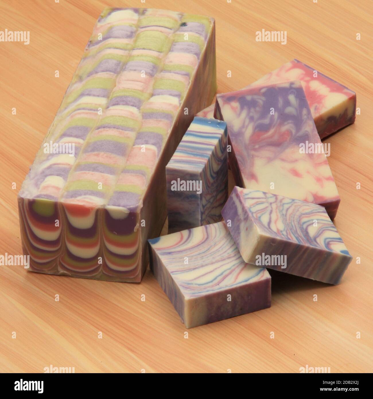 Jabón artesanal hecho a mano en forma de bloque y cortado Fotografía de  stock - Alamy
