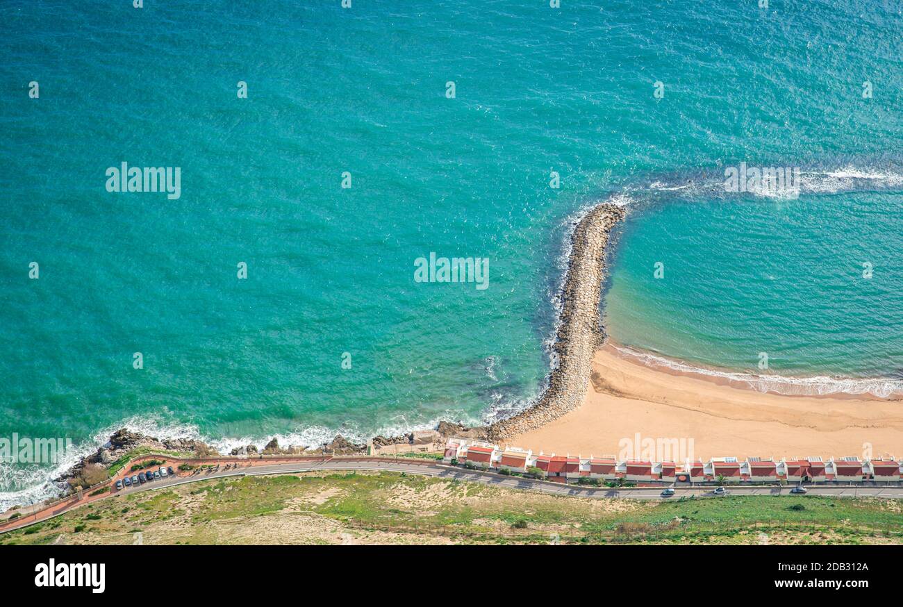 Laguna azul con playa con vista de pájaro. Lugar ideal para vacaciones y descanso. Foto de stock