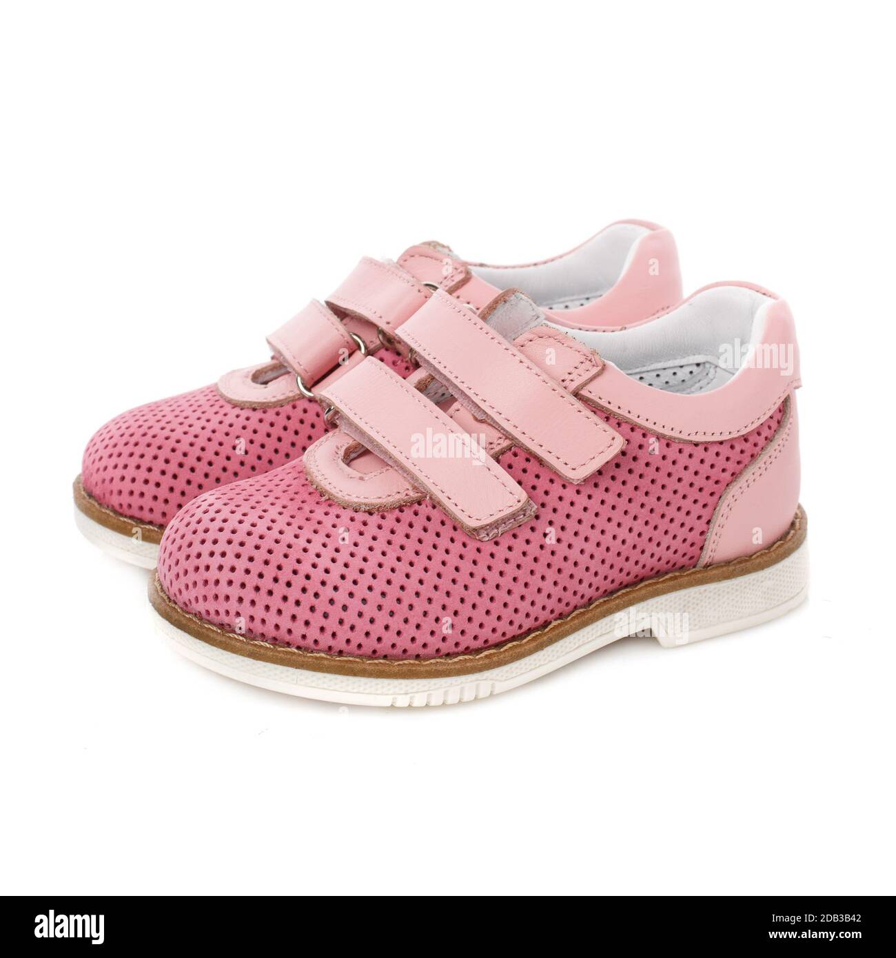 Zapatos rosas para niños para niñas sobre fondo blanco. Foto para  publicidad de zapatos. Vista lateral Fotografía de stock - Alamy