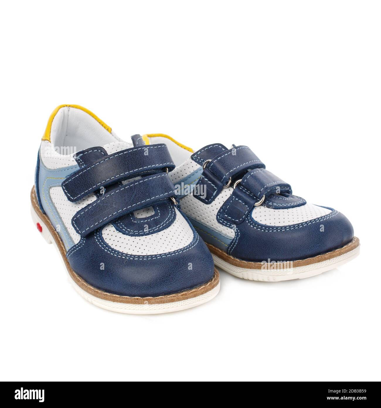 Zapatos azules y blancos para niños sobre fondo blanco. Foto para  publicidad de zapatos Fotografía de stock - Alamy
