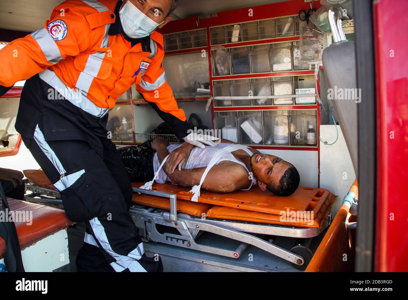 16 de noviembre de 2020: Gaza, Palestina. 16 de noviembre de 2020. Una tripulación de ambulancia, que forma parte de la Defensa Civil Palestina en el norte de Gaza, rescató a un pescador que sufrió fracturas en la espalda como resultado de su pesca en el mar frente a la zona de al Sudania, en el oeste de Jabalia. Los paramédicos proporcionaron tratamiento médico in situ, antes de trasladar al paciente al hospital indonesio en el norte de la Franja de Gaza (imagen de crédito: © Ahmad Hasaballah/IMAGESLIVE via ZUMA Wire) Foto de stock