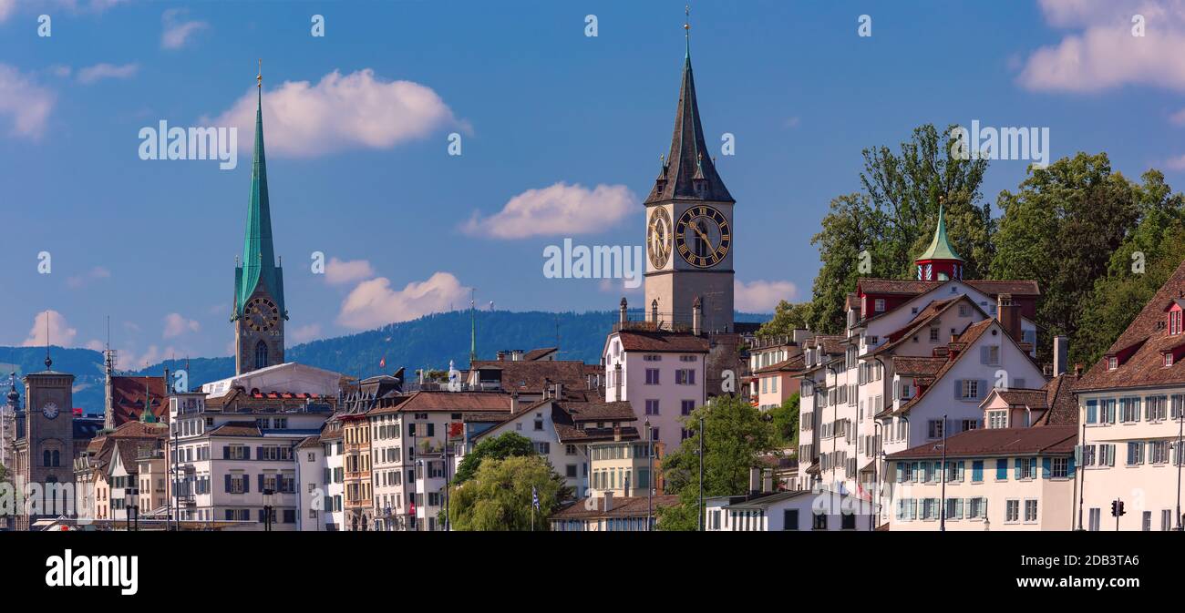 La iglesia de San Pedro y las famosas casas Fraumunster a lo largo del río Limmat en el casco antiguo de Zúrich, la ciudad más grande de Suiza Foto de stock