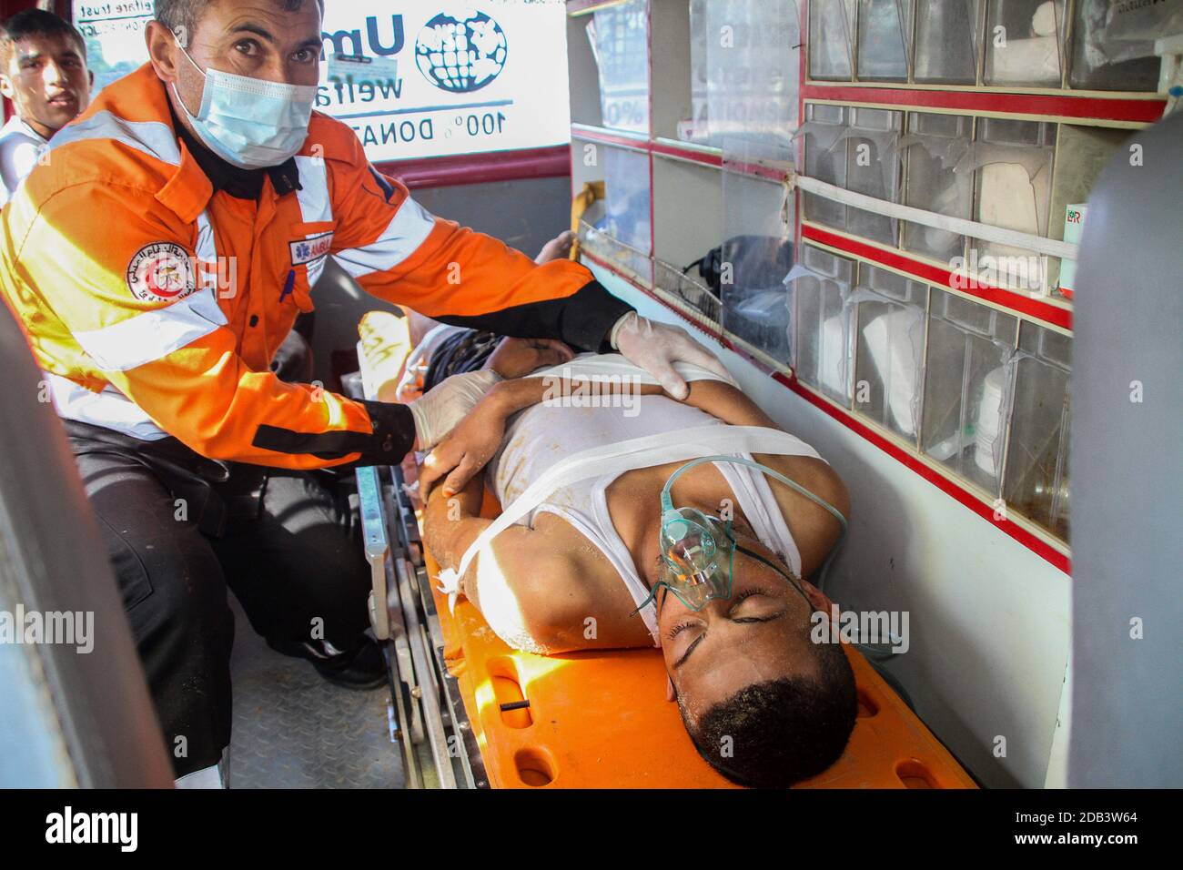 16 de noviembre de 2020: Gaza, Palestina. 16 de noviembre de 2020. Una tripulación de ambulancia, que forma parte de la Defensa Civil Palestina en el norte de Gaza, rescató a un pescador que sufrió fracturas en la espalda como resultado de su pesca en el mar frente a la zona de al Sudania, en el oeste de Jabalia. Los paramédicos proporcionaron tratamiento médico en el lugar, antes de trasladar al paciente al hospital indonesio en el norte de la Franja de Gaza crédito: Ahmad Hasaballah/IMAGESLIVE/ZUMA Wire/Alamy Live News Foto de stock