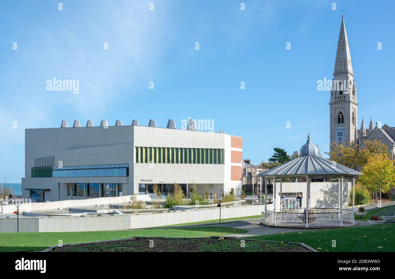 La Biblioteca Lexicon, el Museo Marítimo Nacional y el cenador marino real en Dun Laoghaire en el condado de Dublín, Irlanda Foto de stock