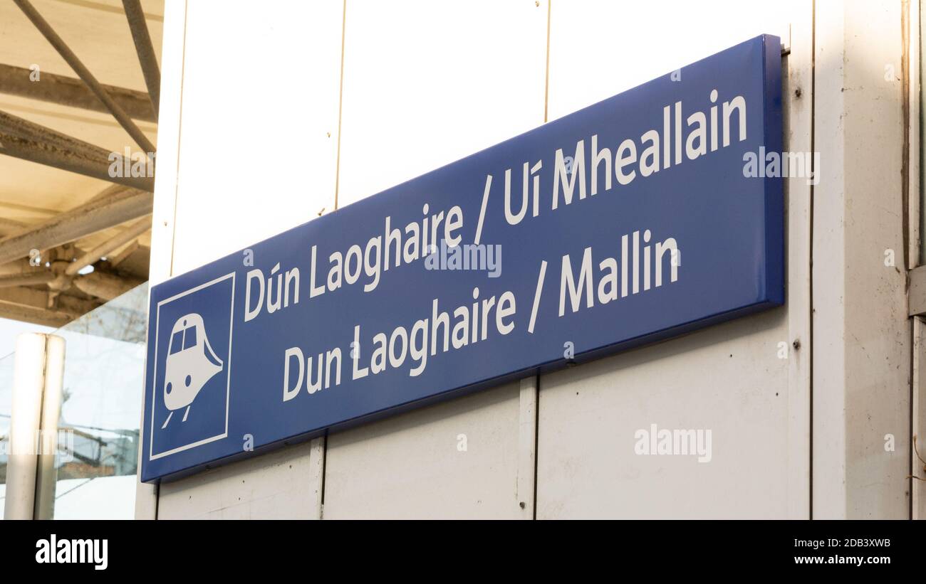 Señal en la estación de tren local en Dun Laoghaire en el condado de Dublín, Irlanda Foto de stock