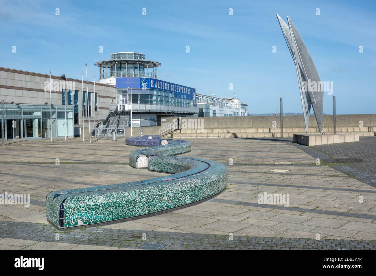 Espacio público y esculturas en la antigua terminal de ferry en Dun Laoghaire en el condado de Dublín, Irlanda Foto de stock