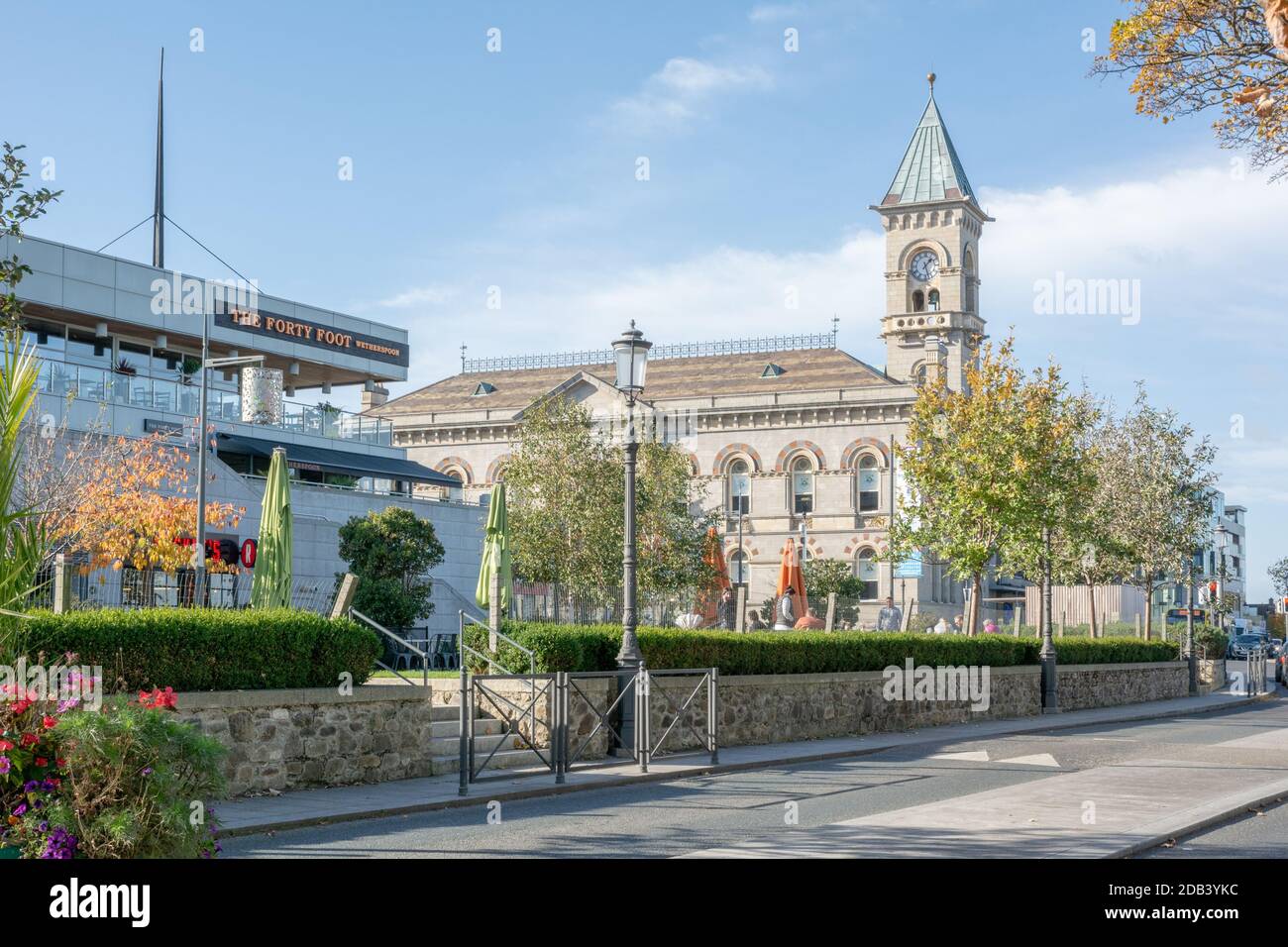 Ayuntamiento con torre de reloj en Dun Laoghaire en el condado de Dublín, Irlanda Foto de stock