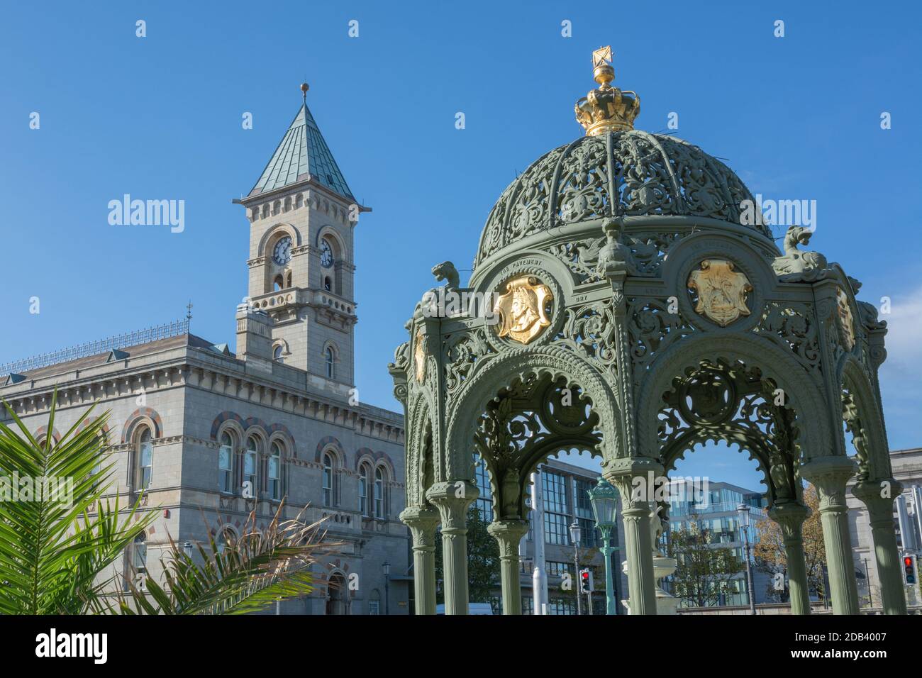 Fuente de la Reina Victoria con el ayuntamiento en Dun Laoghaire en el condado de Dublín, Irlanda Foto de stock