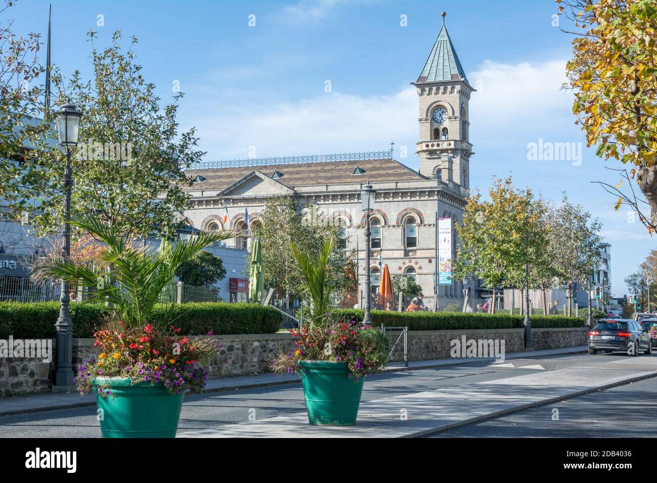 Ayuntamiento con torre de reloj en Dun Laoghaire en el condado de Dublín, Irlanda Foto de stock