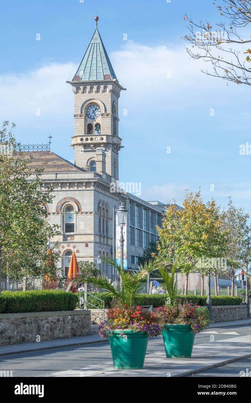 Ayuntamiento con torre de reloj en Dun Laoghaire en el condado de Dublín, Irlanda Foto de stock