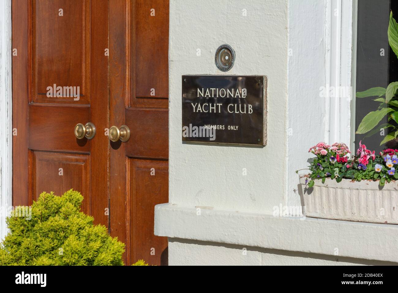 Placa de latón en la entrada al Club Náutico Nacional en Dun Laoghaire en el Condado de Dublín, Irlanda Foto de stock