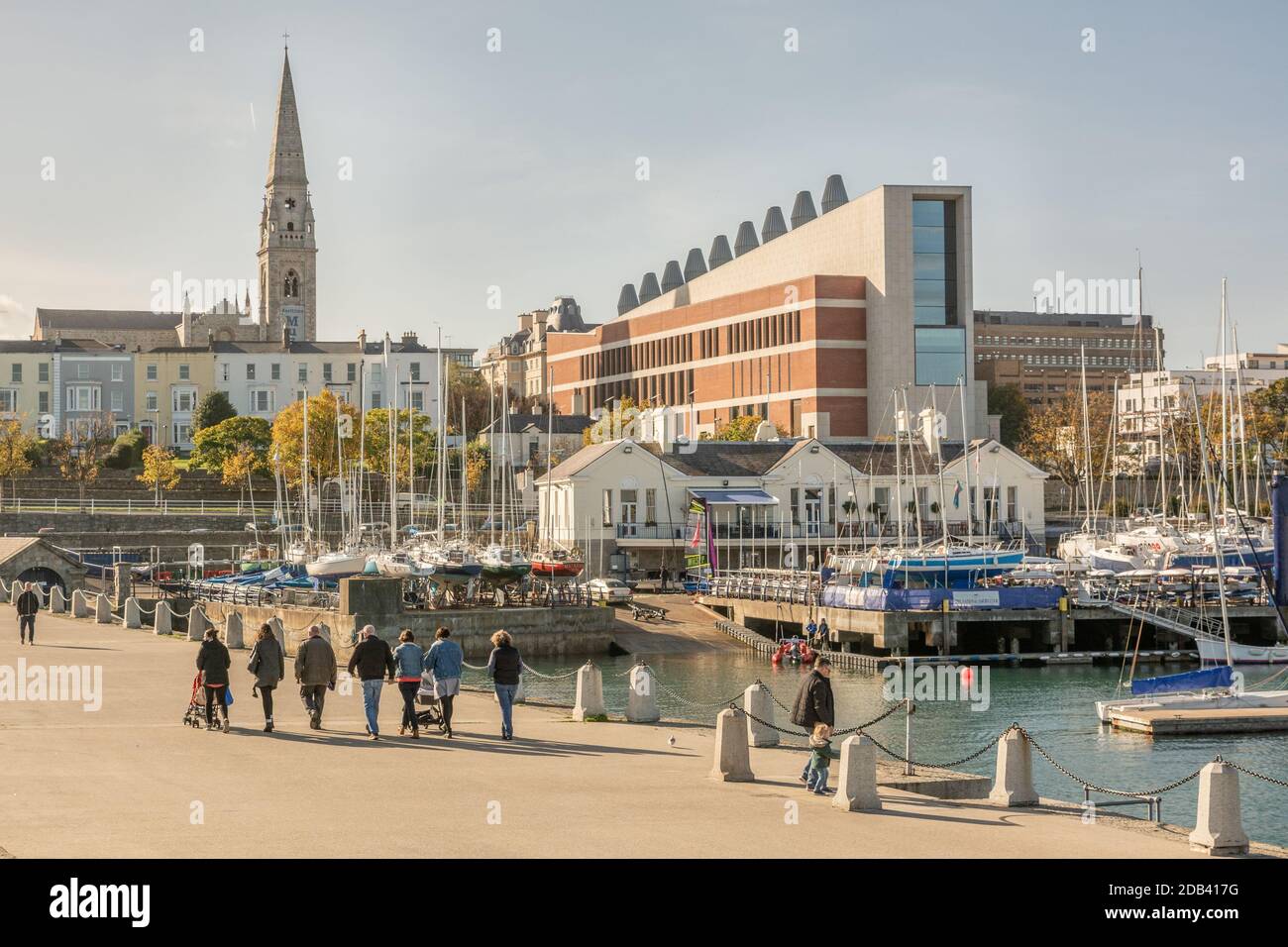 Paseo por el muelle este en un día soleado con vistas al paseo marítimo de Dun Laoghaire en el condado de Dublín, Irlanda Foto de stock