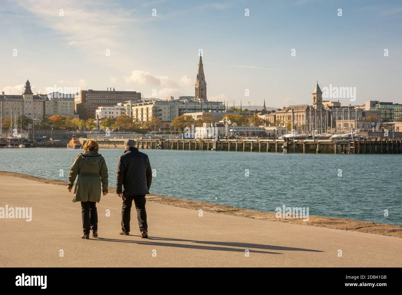 Paseo por el muelle este en un día soleado con vistas al paseo marítimo de Dun Laoghaire en el condado de Dublín, Irlanda Foto de stock
