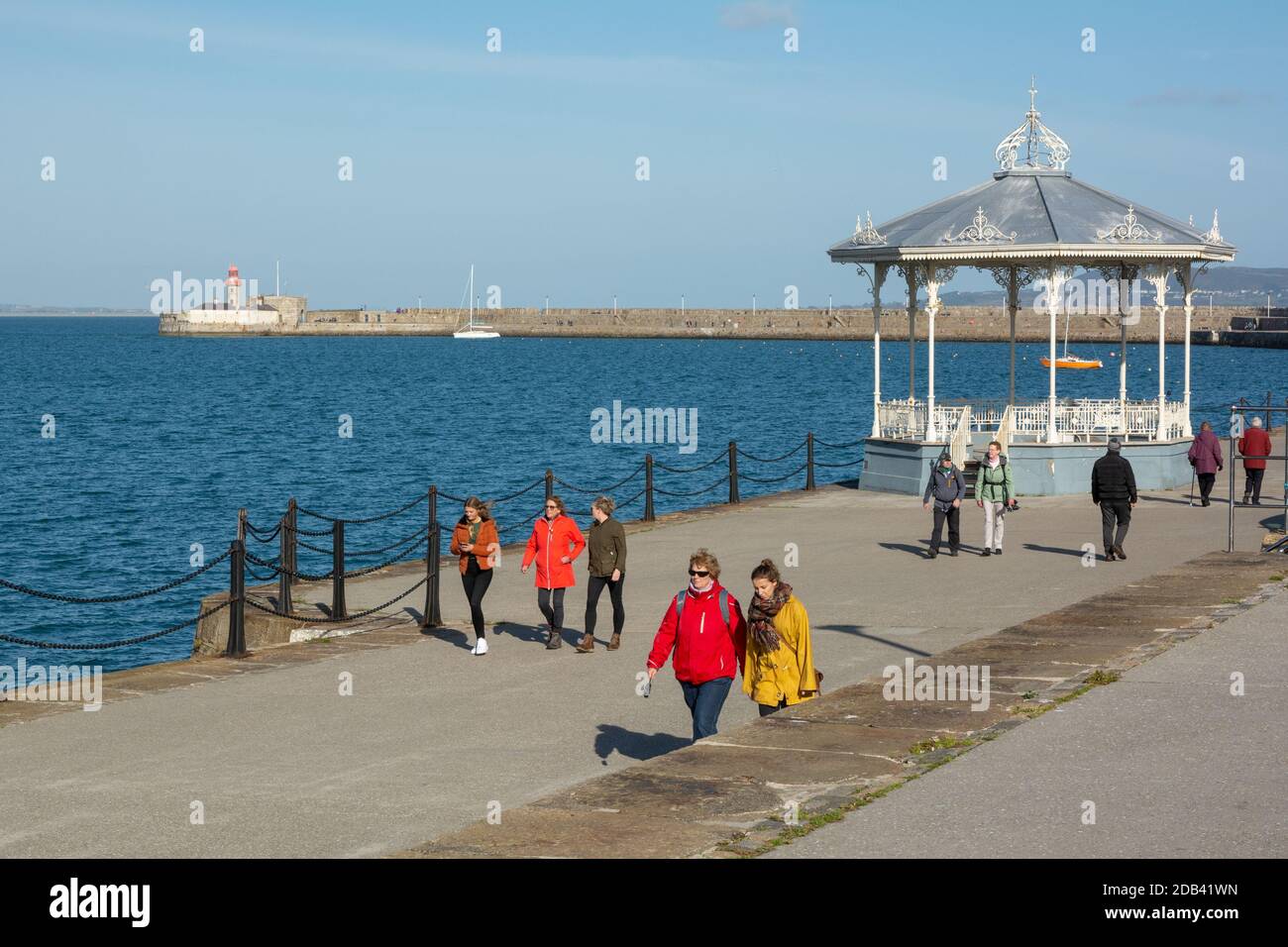 Caminando por el muelle este en un día soleado en Dun Laoghaire en el Condado de Dublín, Irlanda Foto de stock
