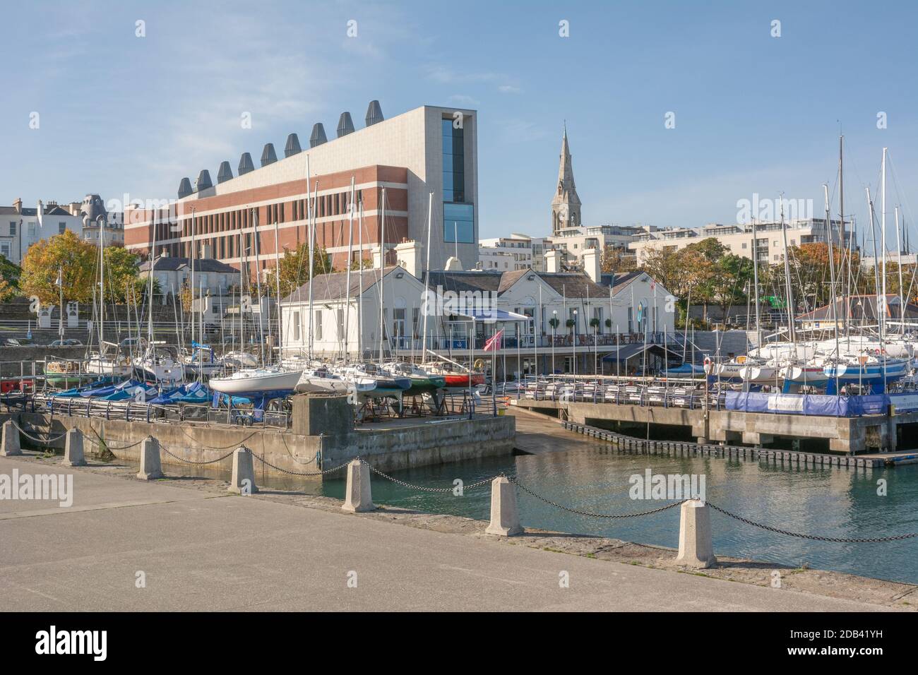 Vista de la Biblioteca Lexicon y del Club Náutico Nacional desde el muelle este en Dun Laoghaire en el Condado de Dublín, Irlanda Foto de stock