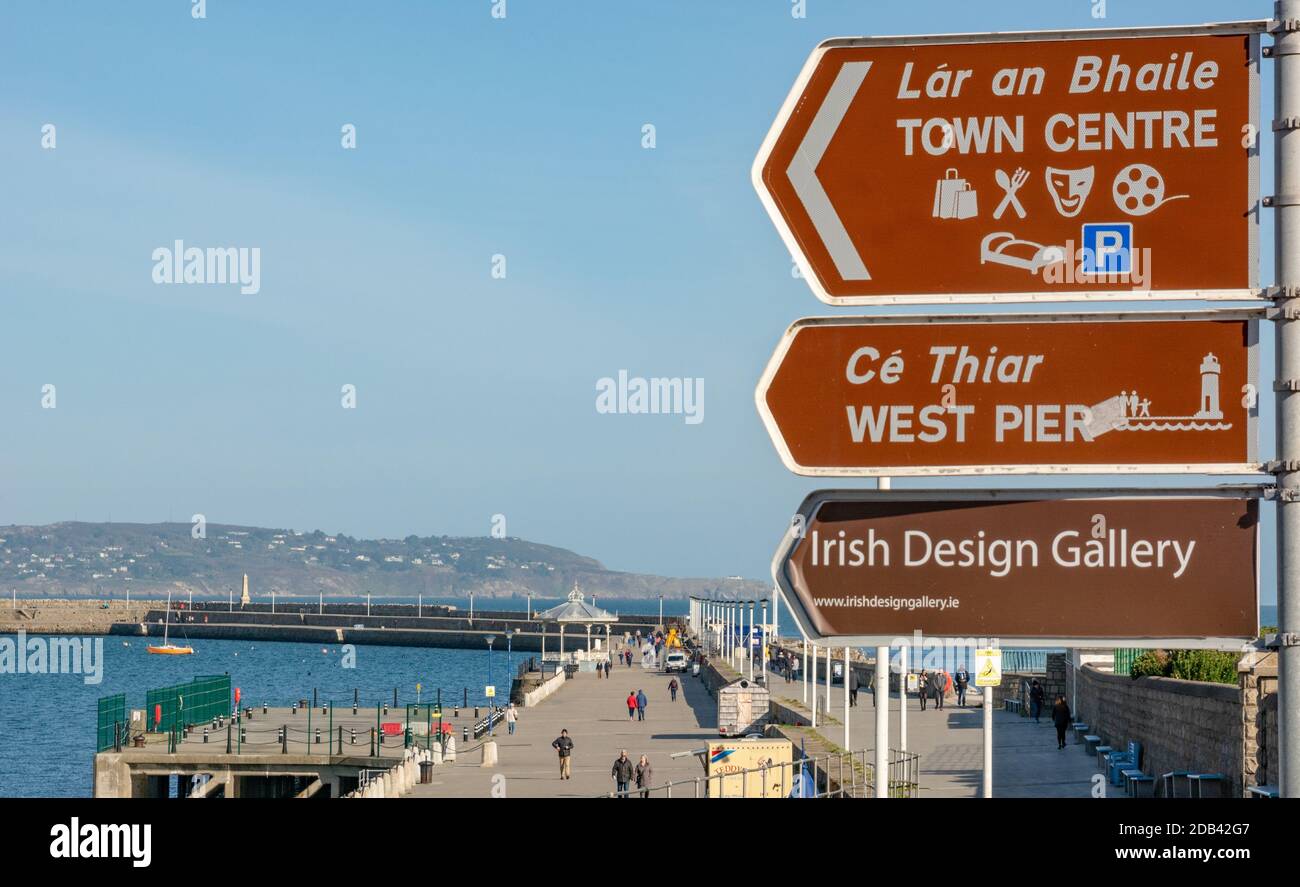 Vista del muelle este y cartel de cosas que hacer en Dun Laoghaire en el condado de Dublín, Irlanda Foto de stock
