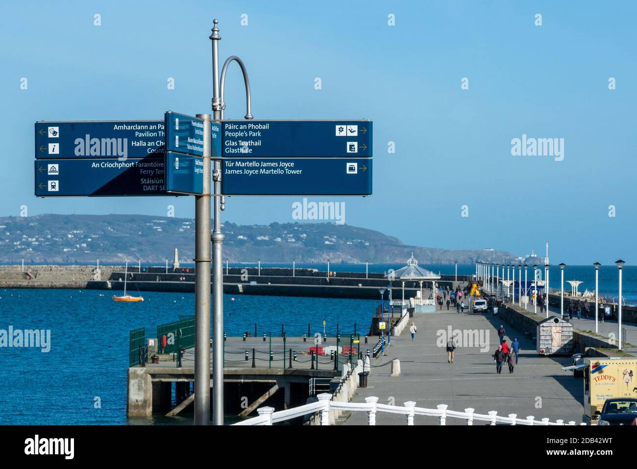 Vista del muelle este y cartel de cosas que hacer en Dun Laoghaire en el condado de Dublín, Irlanda Foto de stock
