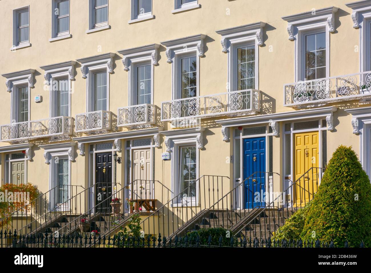 Fila de casas de estilo georgiano a lo largo de Clarinda Park en Dun Laoghaire en el condado de Dublín, Irlanda Foto de stock