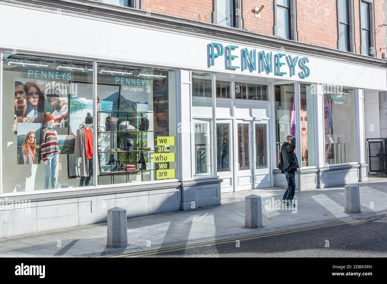 La tienda de ropa de Penney en la calle principal de Dun Laoghaire en el condado de Dublín, Irlanda Foto de stock
