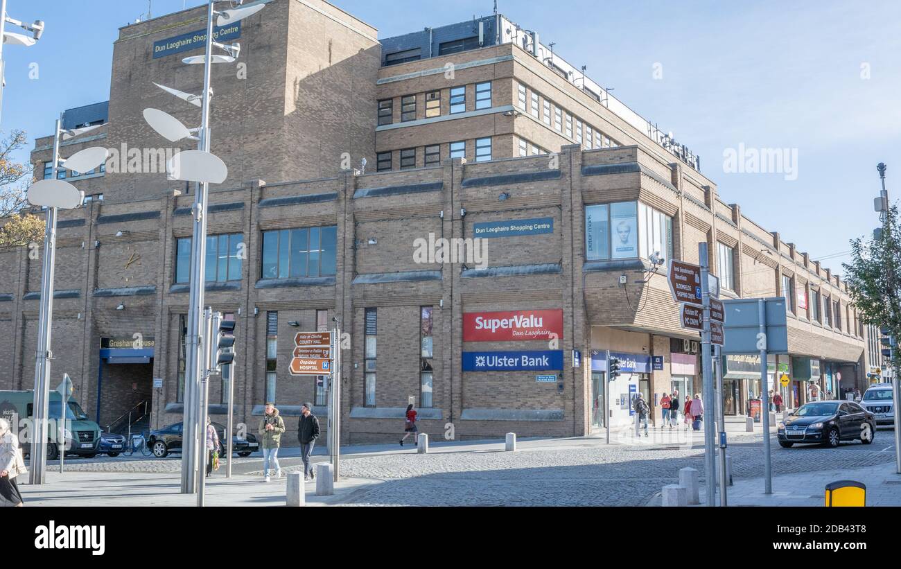 El "viejo" centro comercial en Marine Road en Dun Laoghaire en el condado de Dublín, Irlanda Foto de stock