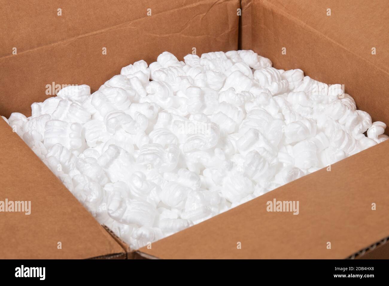 Piezas de embalaje de poliestireno o espuma de estiroespuma blanca  utilizadas para minimizar las protuberancias en el transporte de mercancías  Fotografía de stock - Alamy