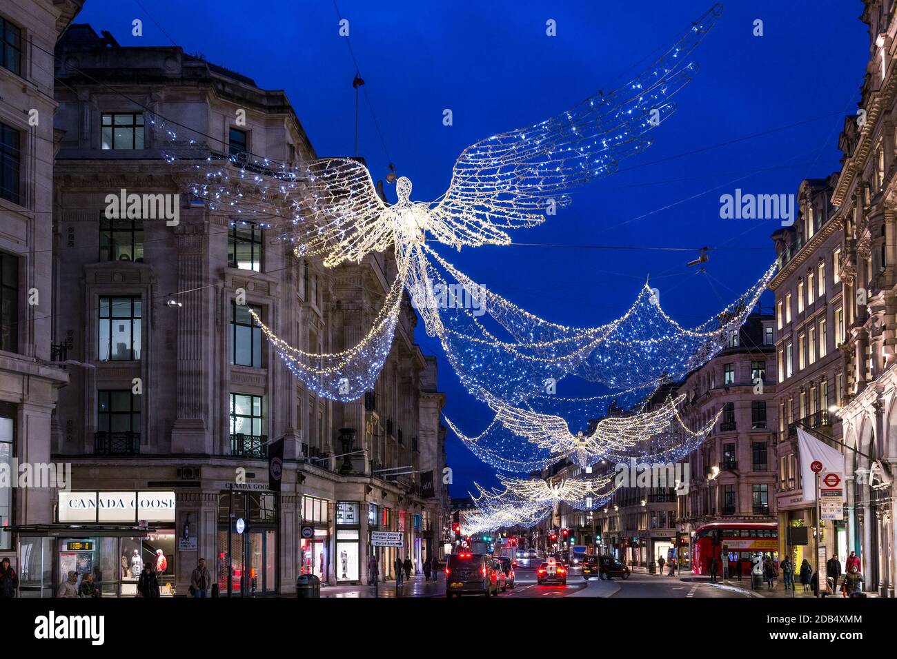 Red ensillar Tiempo de día Londres, Inglaterra - 19 2019 de diciembre: Londres Regent St Navidad luces  de calle y decoraciones festivas Fotografía de stock - Alamy