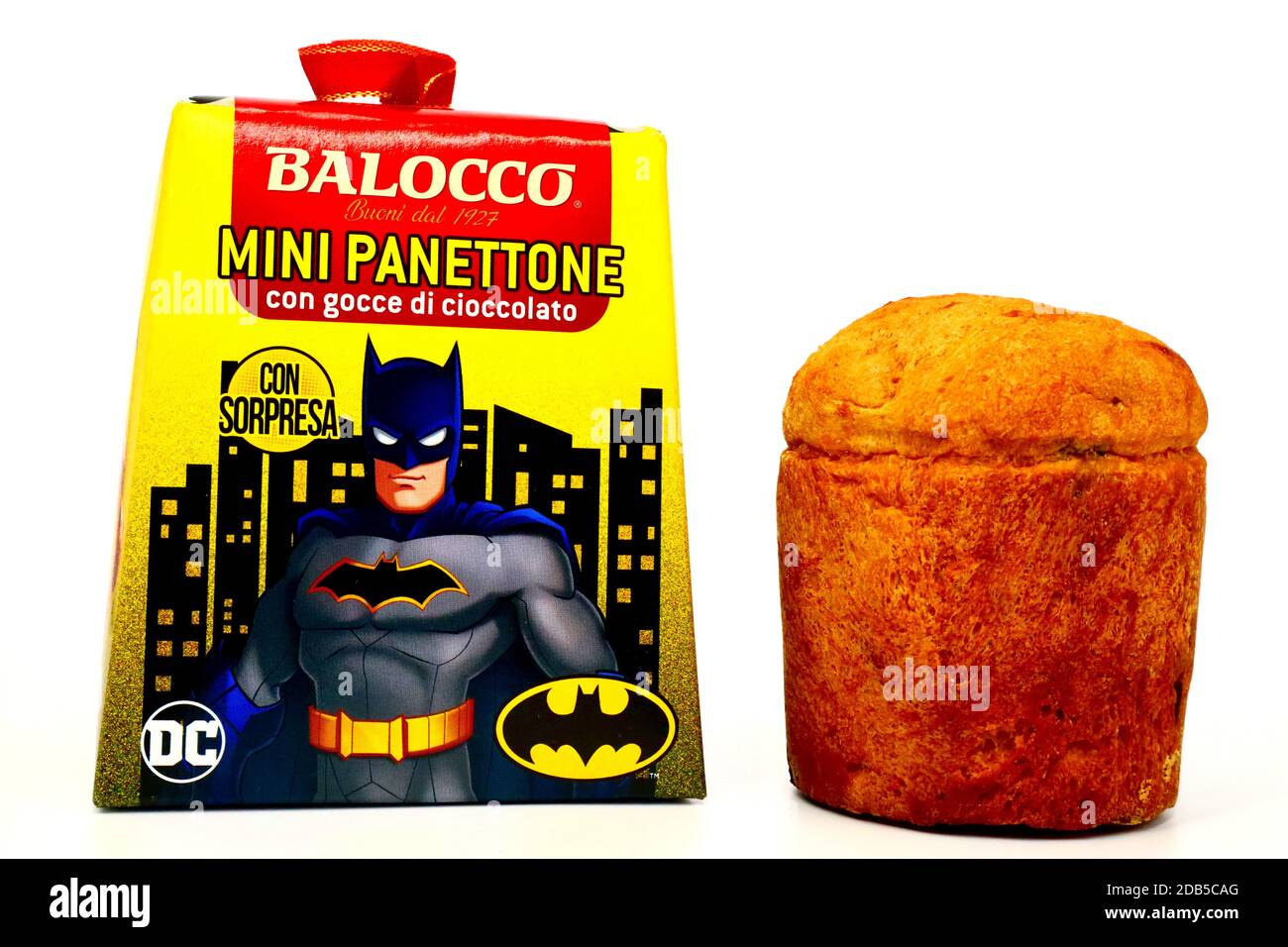 Pastel de Navidad tradicional italiano Panettone BATMAN producido por la  Compañía Italiana de Confeccionería BALOCCO. Batman es una Marca comercial  de DC Comics WB SHIELD WB Fotografía de stock - Alamy
