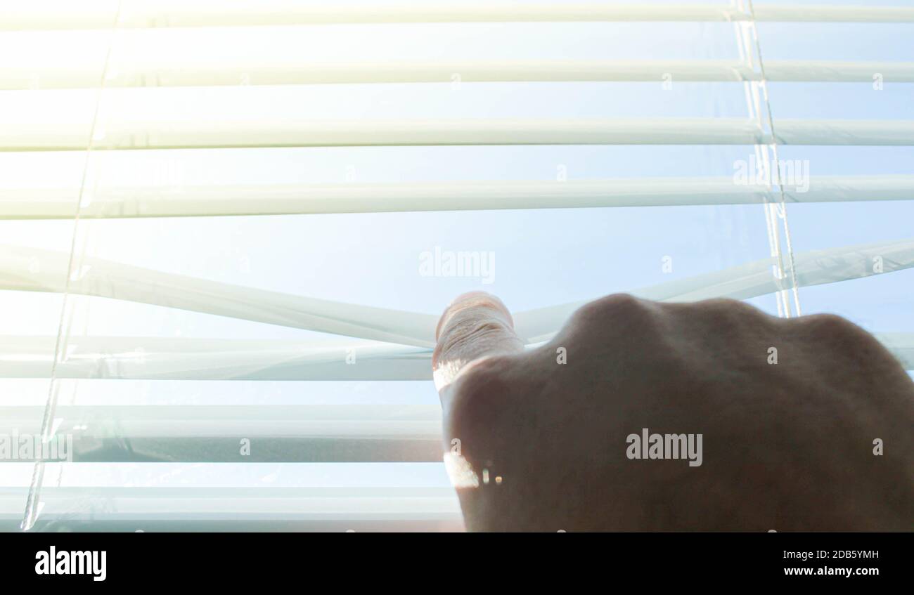 El hombre de la ventana de medición antes de la instalación de la persiana  enrollable exterior Fotografía de stock - Alamy