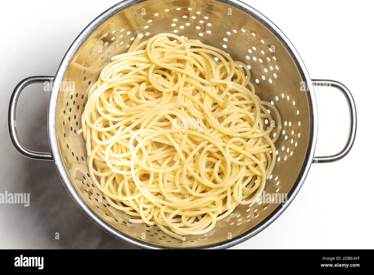 espagueti pasta en un colador Fotografía de stock - Alamy