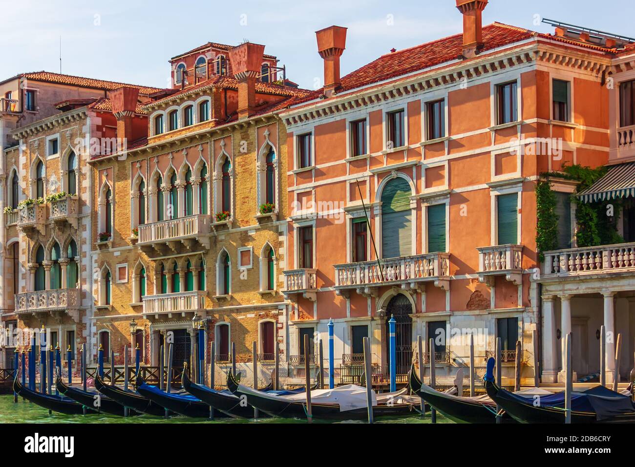 Góndolas y palacios de la hermosa Venecia, Italia. Foto de stock