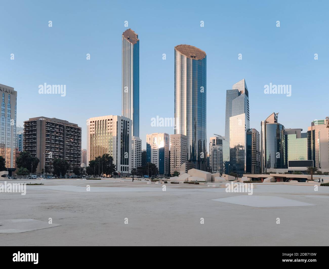 Horizonte de la ciudad de Abu Dhabi y puntos de referencia | World Trade Center | al Hosn Museo moderno que celebra la cultura de los Emiratos Árabes Unidos Foto de stock