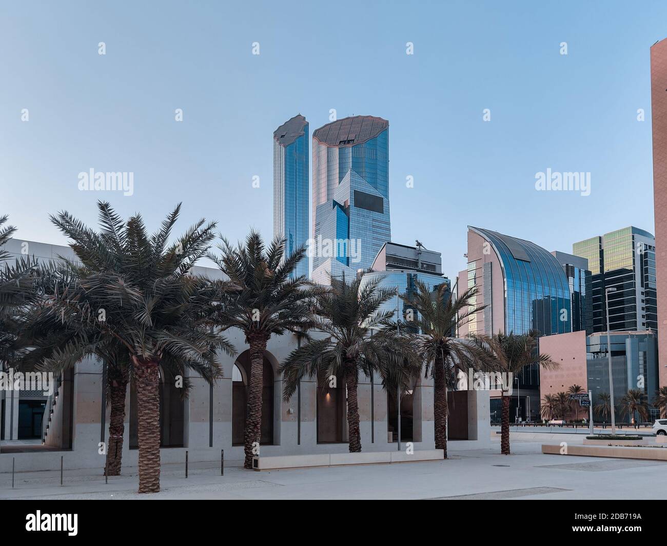 Horizonte de la ciudad de Abu Dhabi y puntos de referencia | World Trade Center | al Hosn Museo moderno que celebra la cultura de los Emiratos Árabes Unidos Foto de stock
