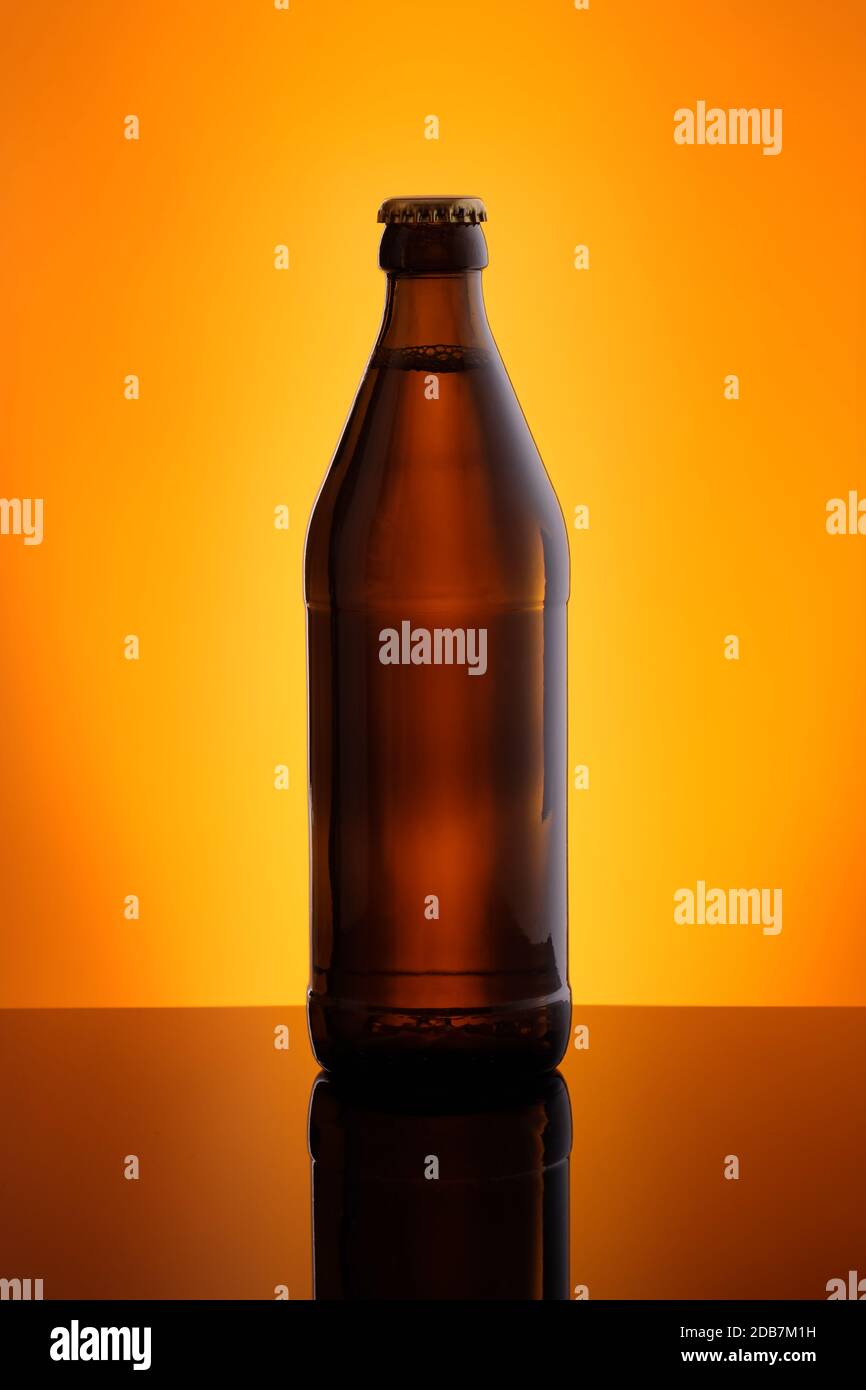 Botella de Cerveza marrón con Crown Cork en naranja iluminada desde atrás  Fotografía de stock - Alamy