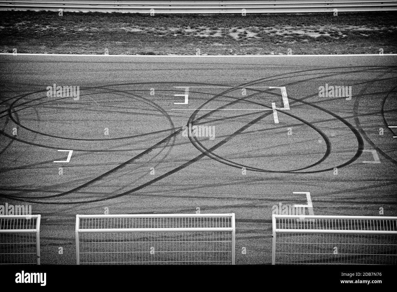 Circuito neumático de carreras sobre asfalto en el detalle de la marca Foto de stock