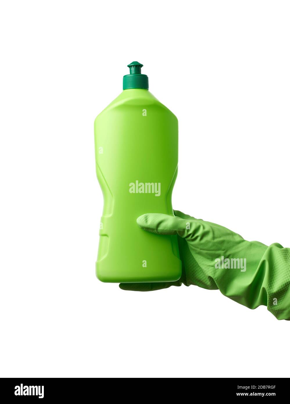 mano femenina en guantes de goma sostiene una botella de plástico verde con  detergente para lavar platos y cosas en casa, el artículo está aislado  sobre un fondo blanco Fotografía de stock -