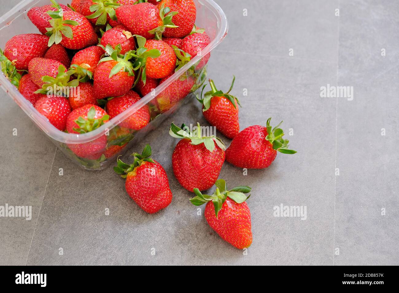 Fresas Frescas En Una Caja De Madera En El Mostrador De La Tienda, Cesta  Con Fresas Jugosas, Fruta Fresca, Paquete De Fresas, Frutos Rojos, Comida  Saludable, Fresas Con Tallos Fotos, retratos, imágenes