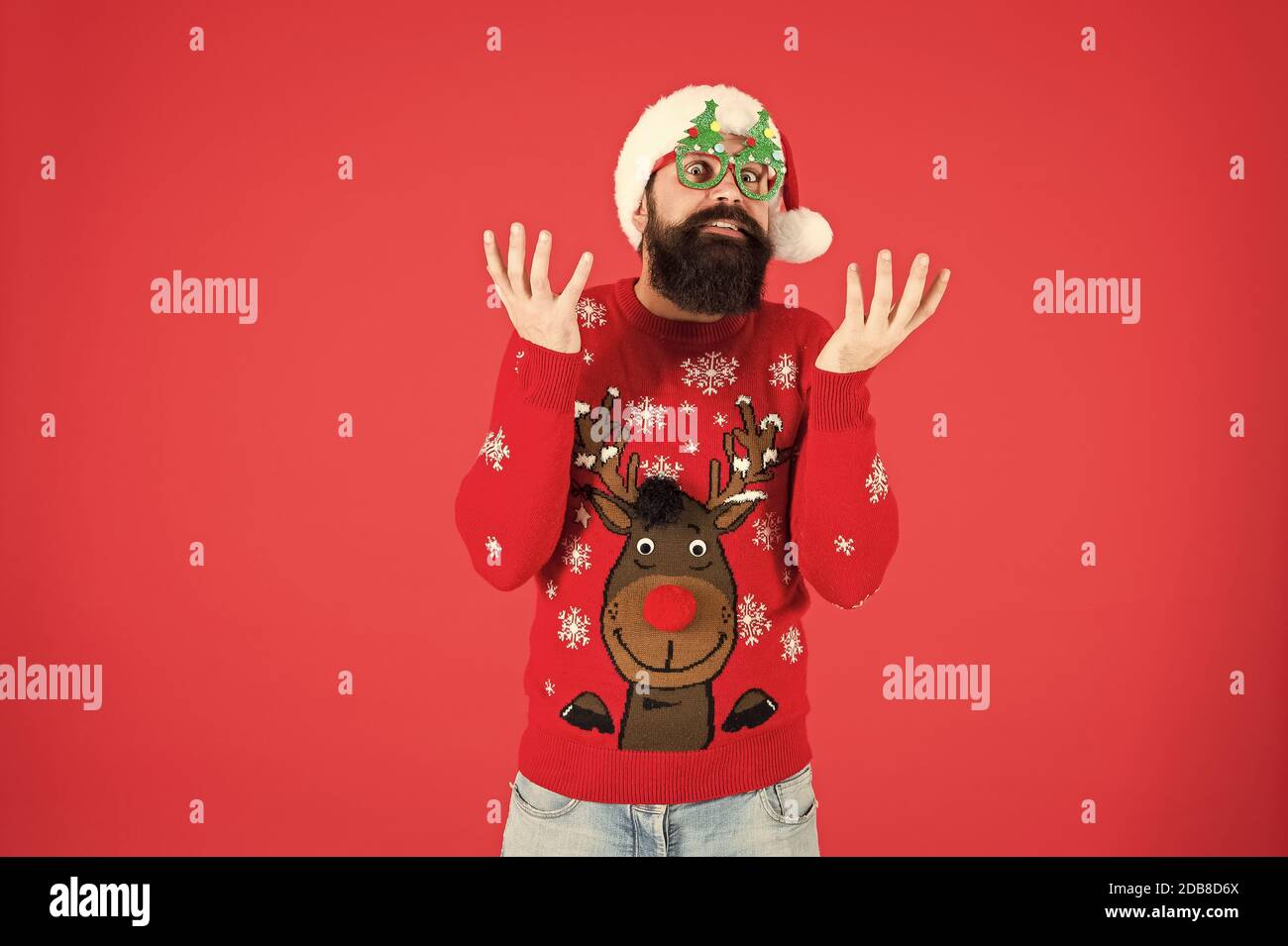 Hipster hombre barbado desgaste suéter de invierno y sombrero. Año Nuevo.  Suéter de tejido. Feliz año nuevo. El espíritu navideño. Gracioso traje.  Suéter con ciervos. La tienda de ropa. Comprar ropa festiva.