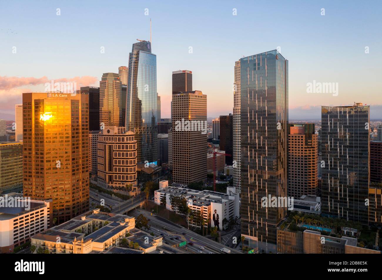 Vista aérea de los reflejos de la puesta de sol dorada en los rascacielos Del centro de los Ángeles Foto de stock