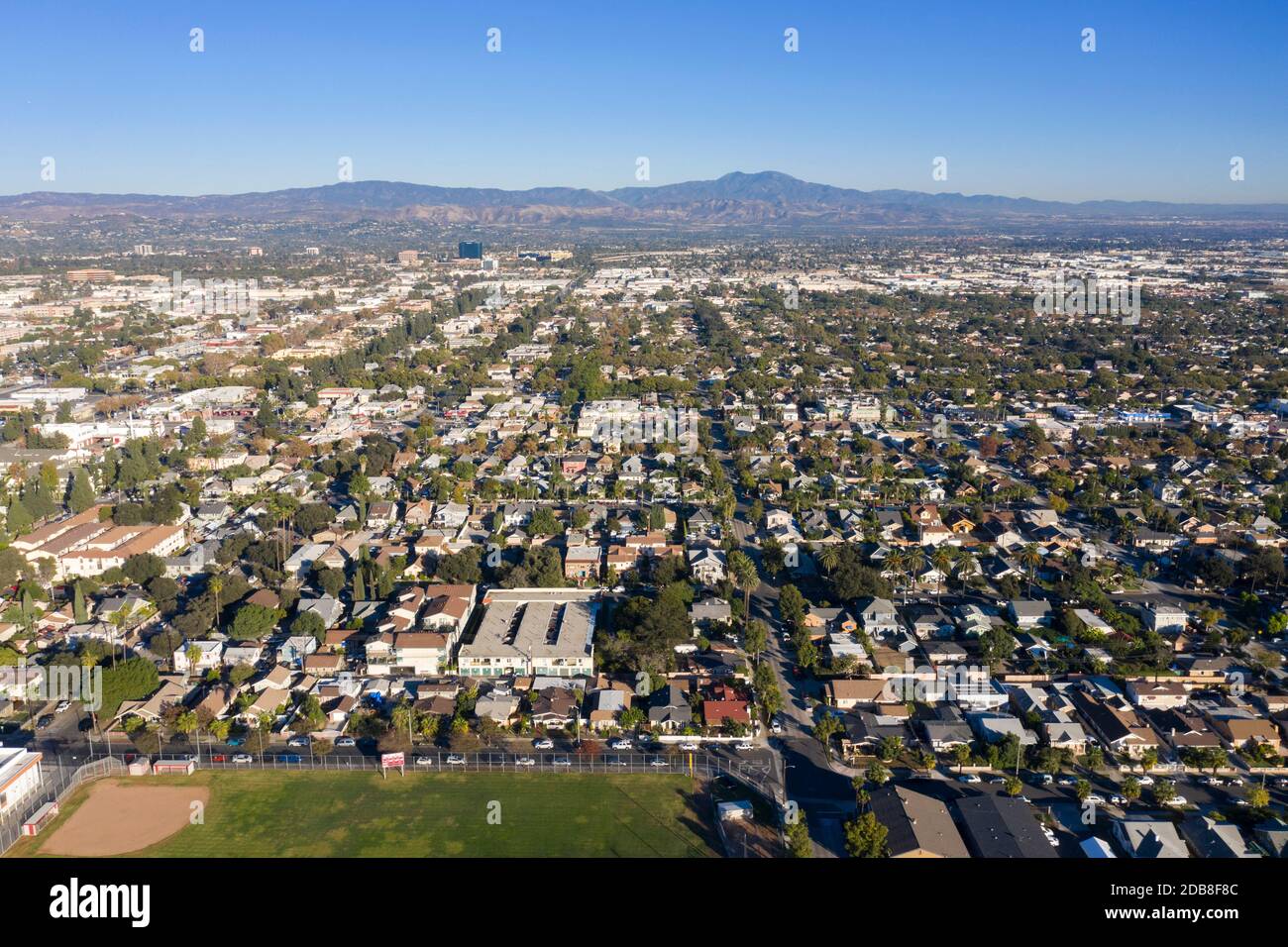 Vista aérea sobre la vasta llanura costera del Condado de Orange, California desde Santa Ana Foto de stock