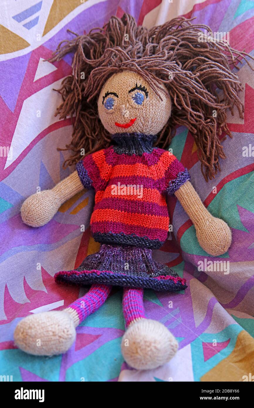 Muñeca tejida a mano de lana de colores No 2 Fotografía de stock - Alamy