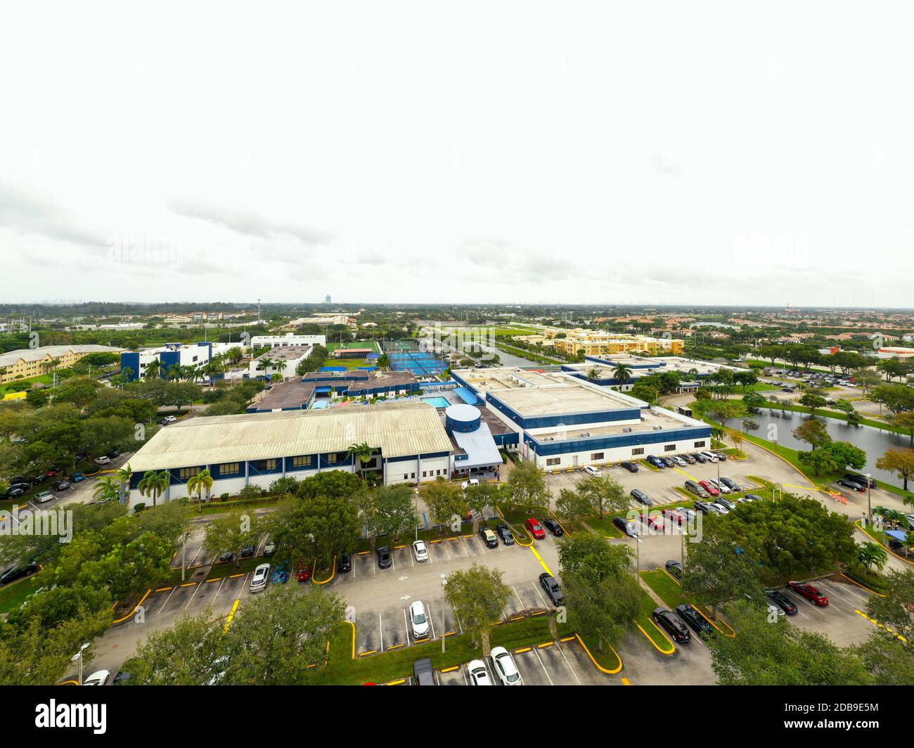DAVIE, FL, EE.UU. - 12 DE NOVIEMBRE de 2020: Foto aérea David Posnack Jewish Community Center y la escuela Foto de stock