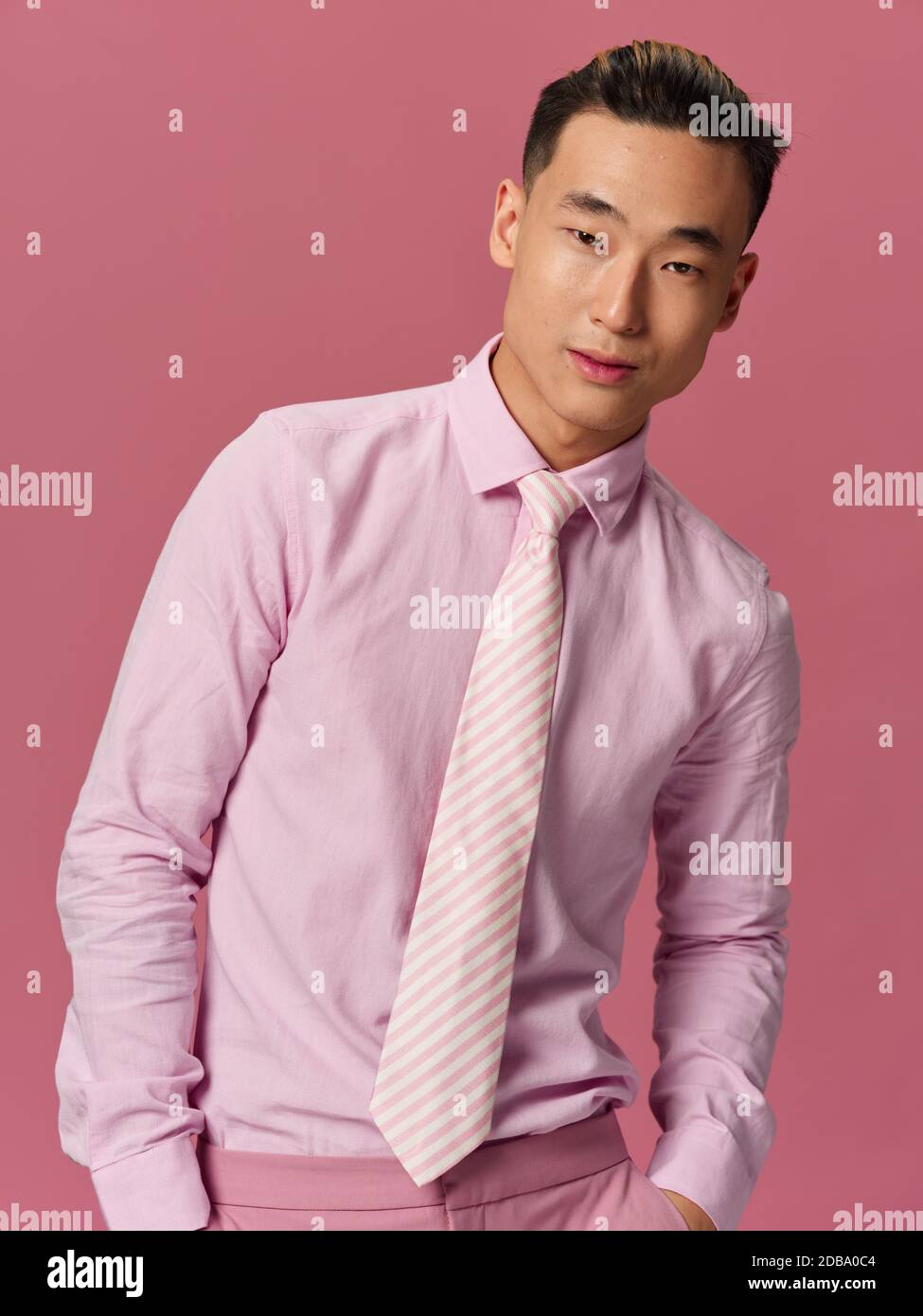 Lindo hombre camisa corbata atractivo look self-confidence fondo rosa  Fotografía de stock - Alamy