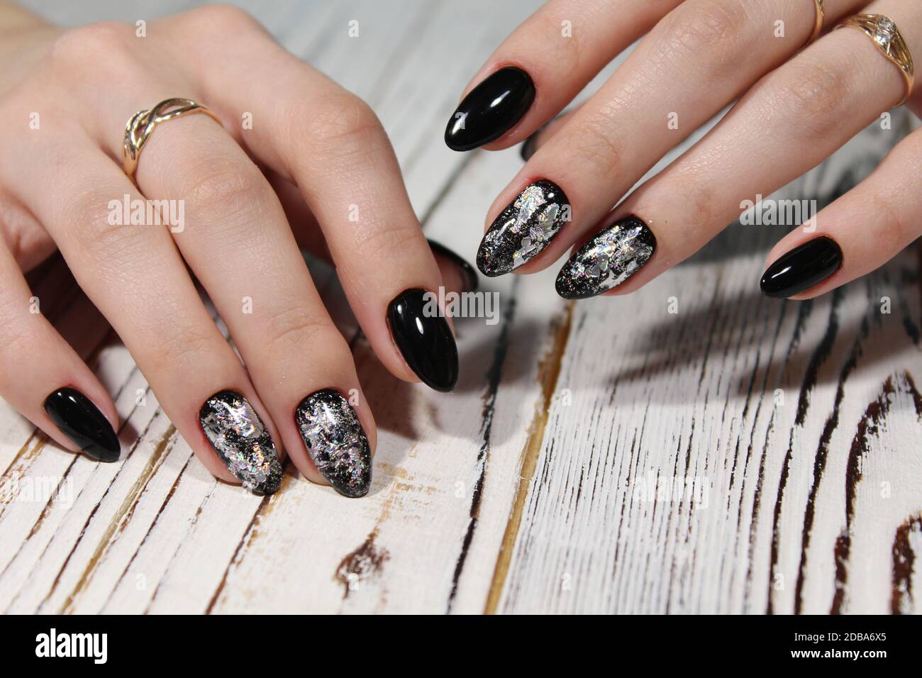 Elegante manicura uñas de color negro y plata Fotografía de stock - Alamy