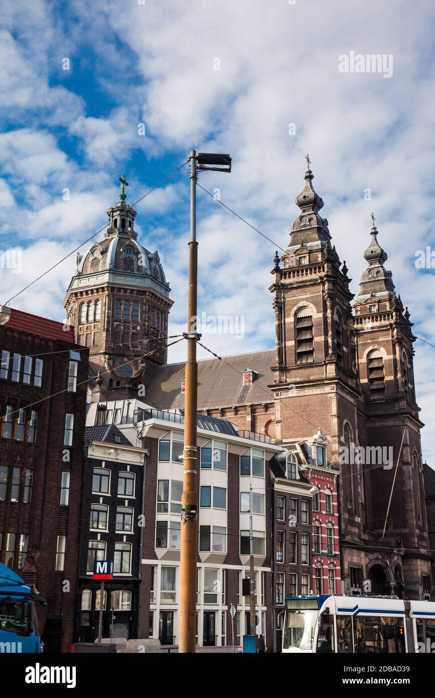 Basílica de San Nicolás, en el viejo distrito central en Amsterdam Foto de stock