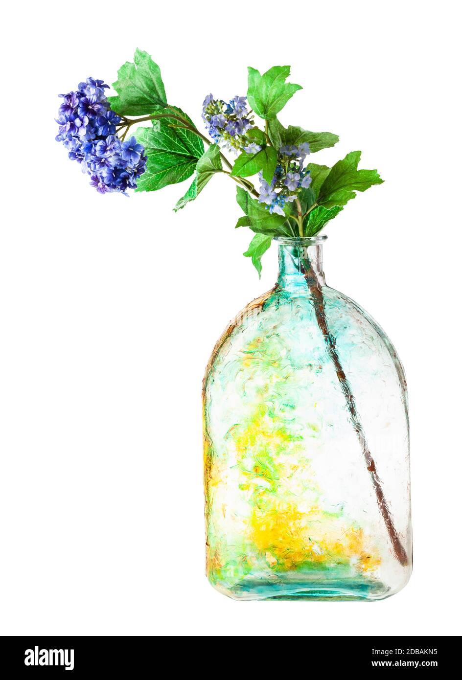 flores artificiales de hortensia en matraz de vidrio pintado a mano aislado sobre fondo blanco Foto de stock